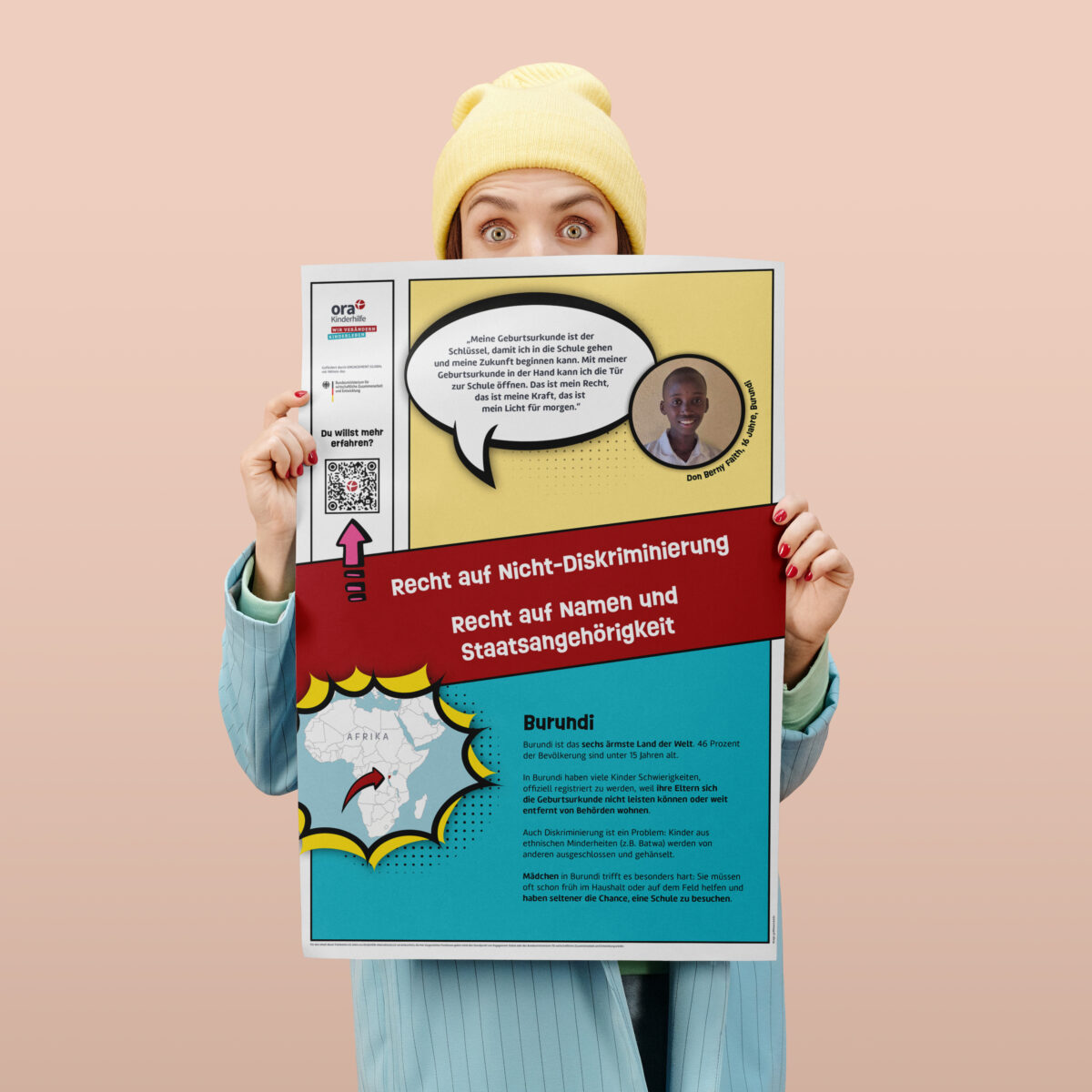 Person mit gelber Mütze hält ein Infoplakat zu Kinderrechten in Burundi: Nicht-Diskriminierung sowie Recht auf Namen und Staatsangehörigkeit.