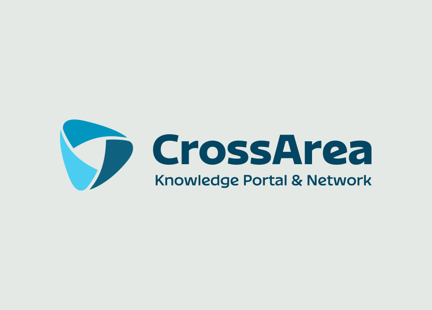 Logo „CrossArea“ mit abstraktem blauem Symbol und Text „Knowledge Portal & Network“