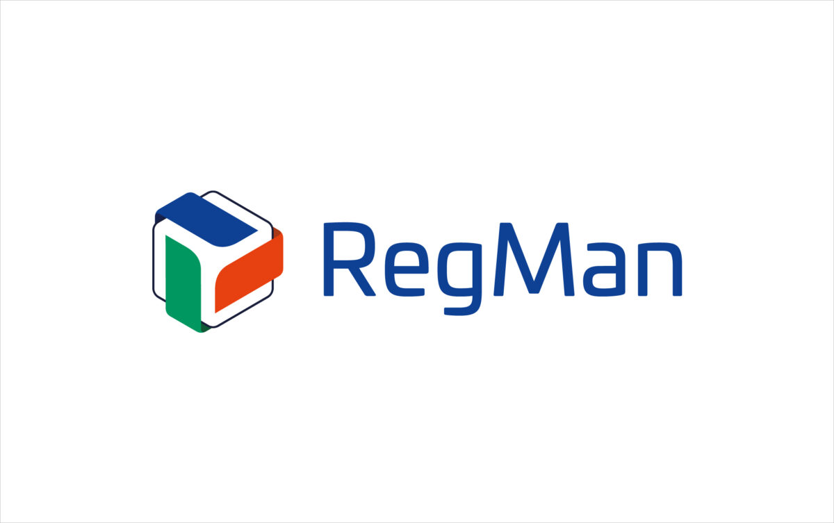 RegMan-Logo mit farbigem Würfelsymbol (blau, grün, orange) und Schriftzug RegMan in Blau auf weißem Hintergrund
