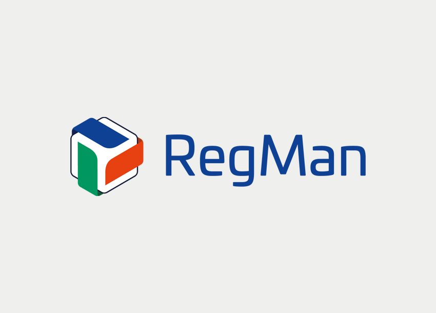 RegMan-Logo mit dreifarbigem Würfel-Symbol in Blau, Grün und Orange und Schriftzug „RegMan“