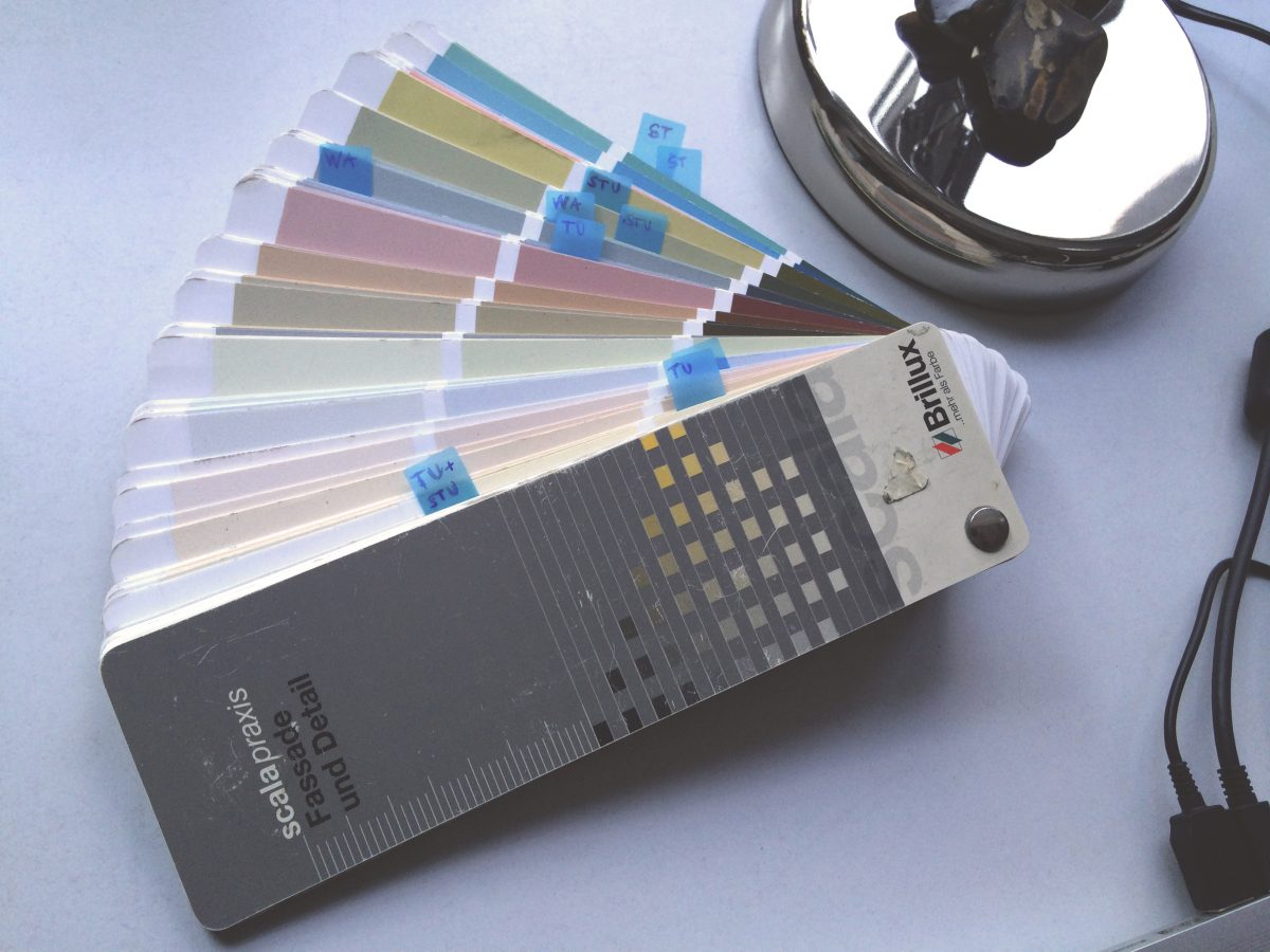 Farbfächer auf Schreibtisch zur Zuordnung des Farbkanons für die unterschiedlichen Landschaftstypen