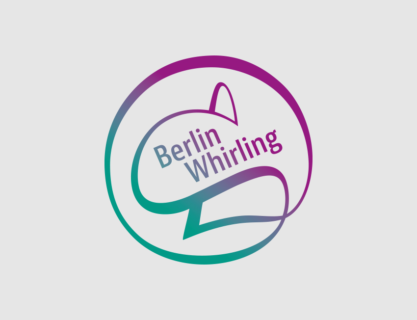 Logo für die Whirling-Klasse von Body-Artist Lisa Stertz, die Form ist schwungvoll und bewegt, die Farbigkeit smaragdgrün und beere