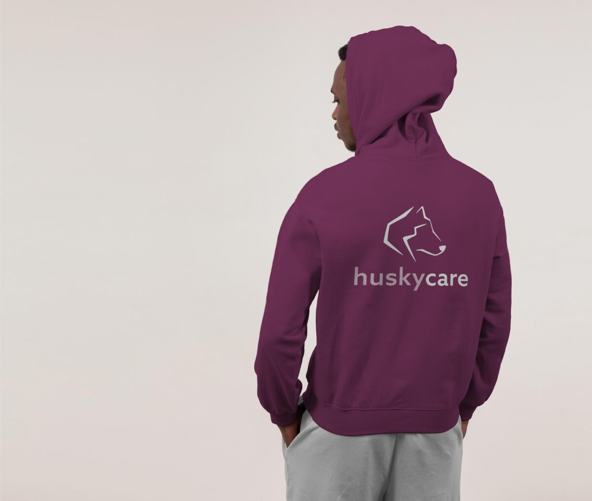 Hoodie mit dem Logo der Pflegemanagement-Software HuskyCare, das den abstrakten Kopf eines Huskys darstellt