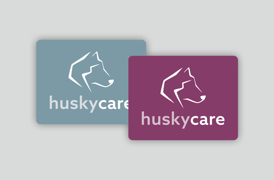 Logo der Pflegemanagement-Software HuskyCare, das den abstrakten Kopf eines Huskys darstellt in zwei Farbversionen
