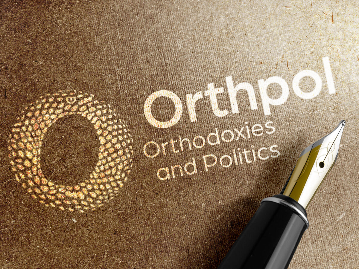Abbildung des Logos für das Forschungsprojekt „Orthpol“, welches aus einer abstrakten, sich in den Schwanz beißenden Schlange, einem Ouroboro, besteht. Das Bild zeigt das Logo gedruckt mit Goldfarbe