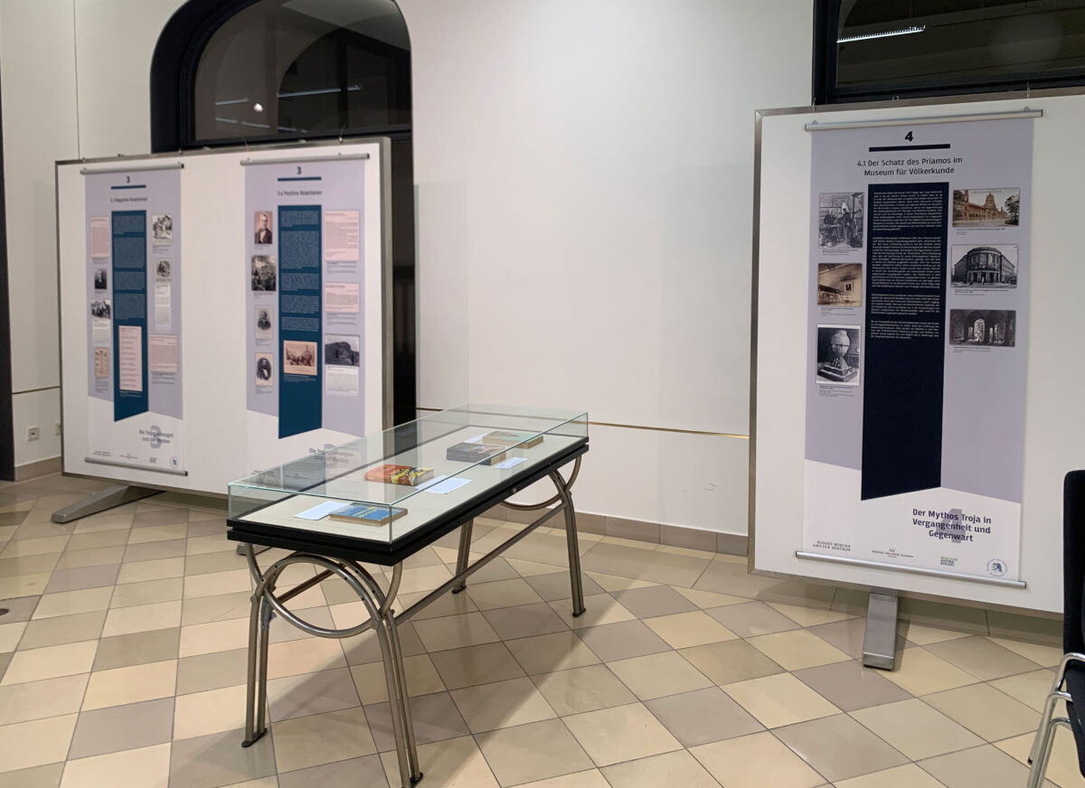 Eindrücke von der Ausstellung über Heinrich Schliemann an der Humboldt Universität zu Berlin. Zu sehen sind die Informationstafeln