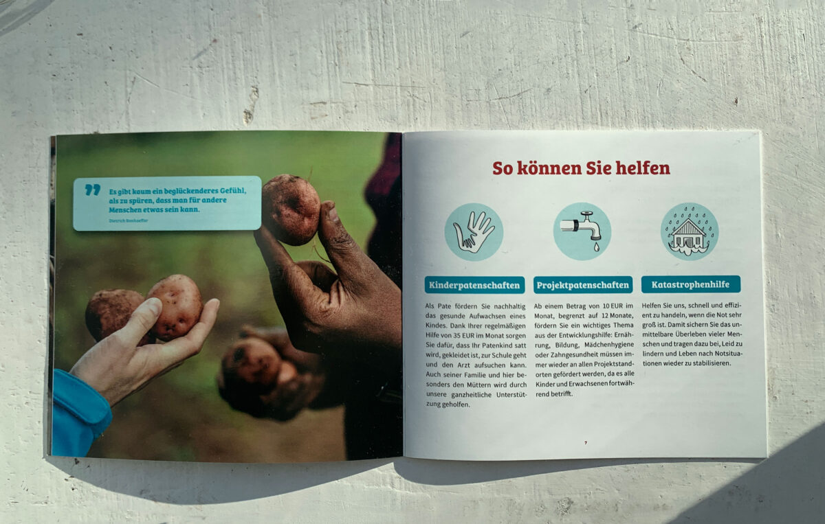 Eine Inhaltsseite der neu gestalteten Broschüre von ora-Kinderhilfe e.V. mit großflächigem Bild und Text mit Icons auf der gegenüberliegenden Seite