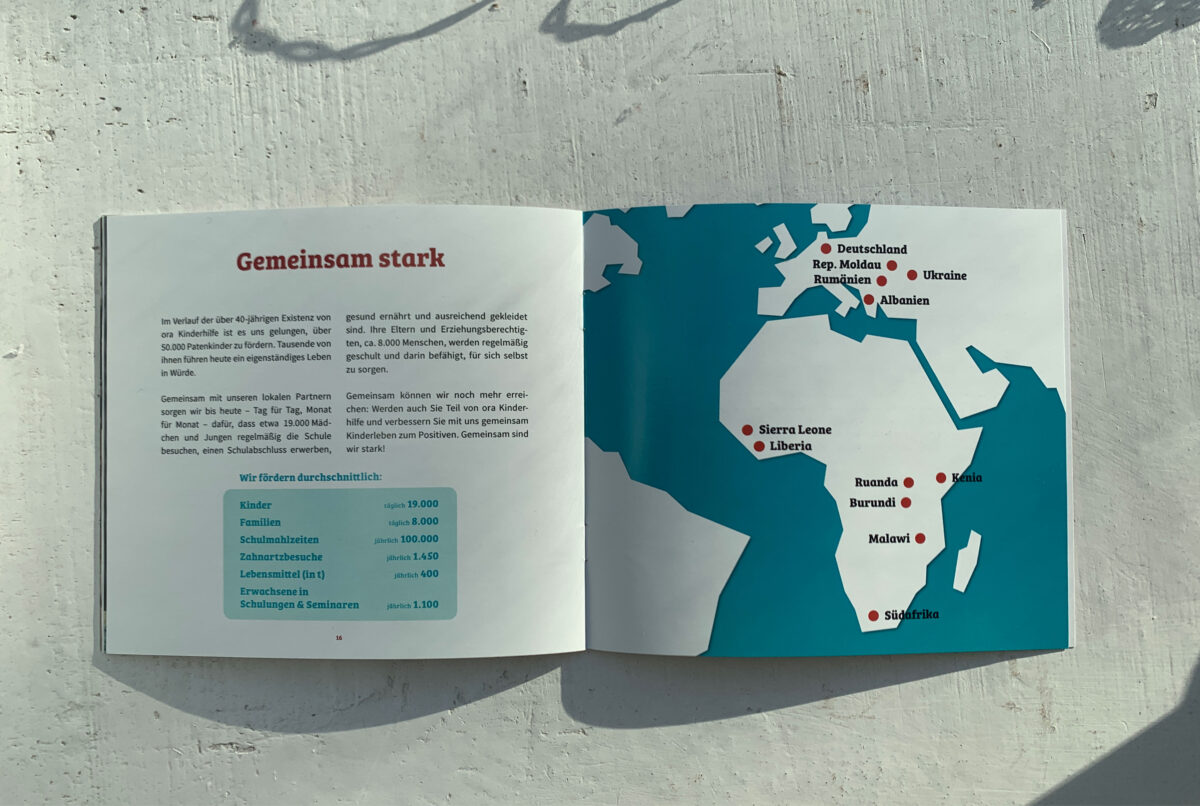 Eine Inhaltsseite der neu gestalteten Broschüre von ora-Kinderhilfe e.V. mit Text und einem grafischen Kartenausschnitt von Afrika und Europa